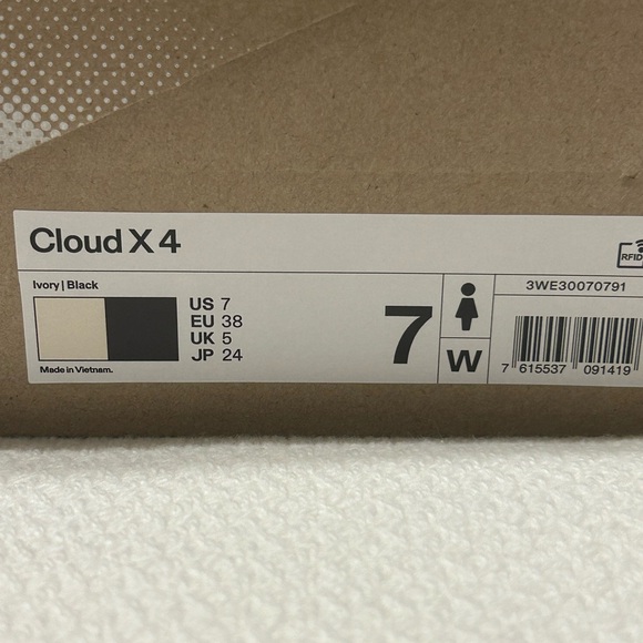 On Cloud X4, a flexible, versatile training shoe built for feel-good workouts. - Picture 4 of 4